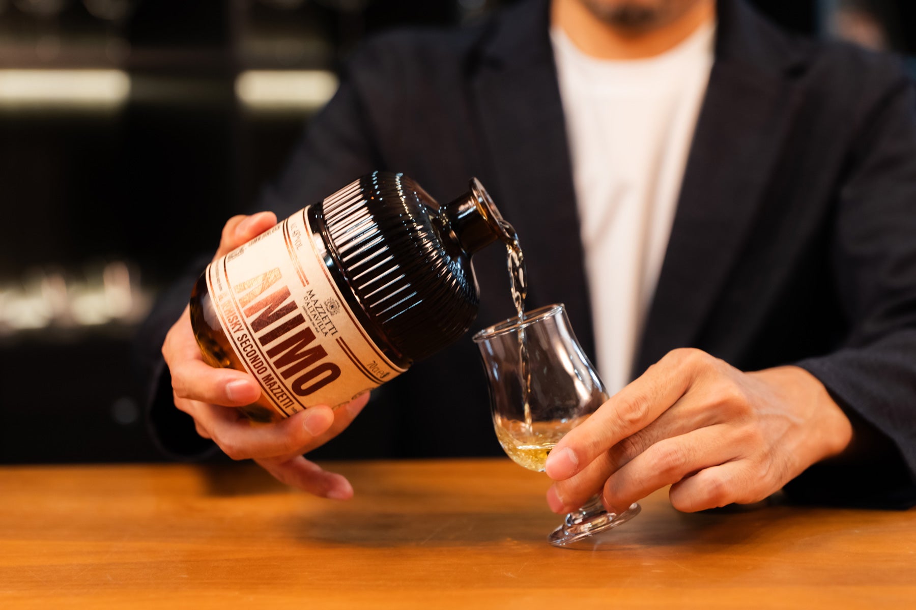 イタリアの酒ANIMOを注ぐ手元