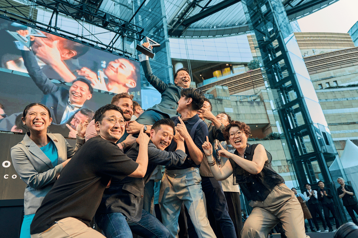 Kazuaki Nagao celebrates with past Japanese champions after winning the DIAGEO WORLD CLASS 2026 Japan Final