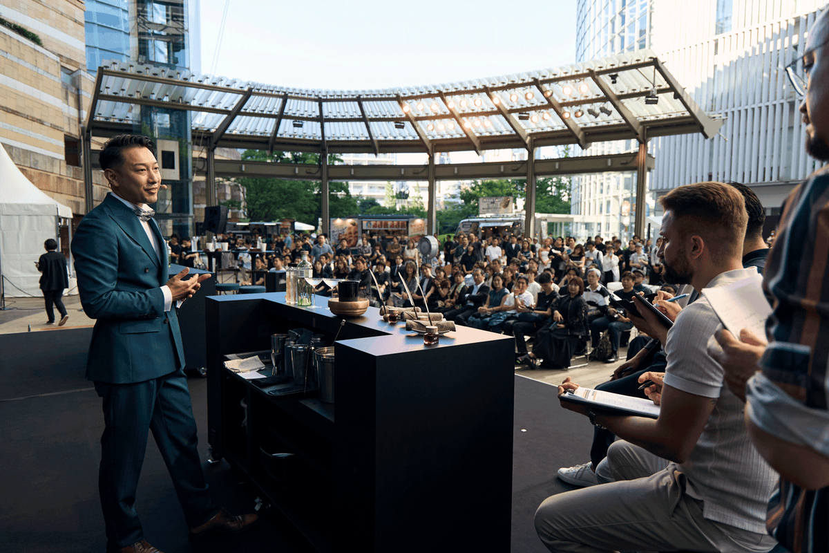 「DIAGEO WORLD CLASS 2026 Japan Final」の最終チャレンジで、審査員を前にプレゼンテーションする長尾和明氏