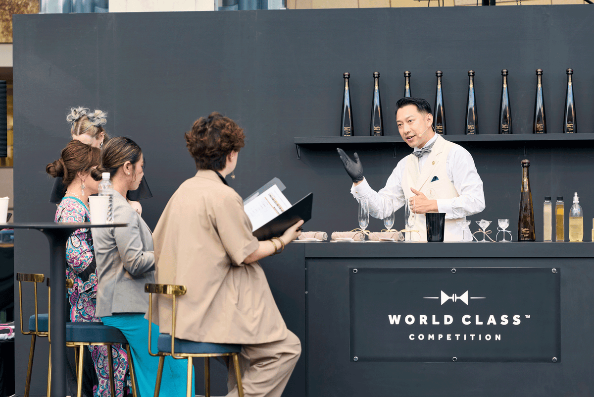 「SHAKE UP THE WORLD CHALLENGE」で3人の審査員にプレゼンテーションする長尾和明氏