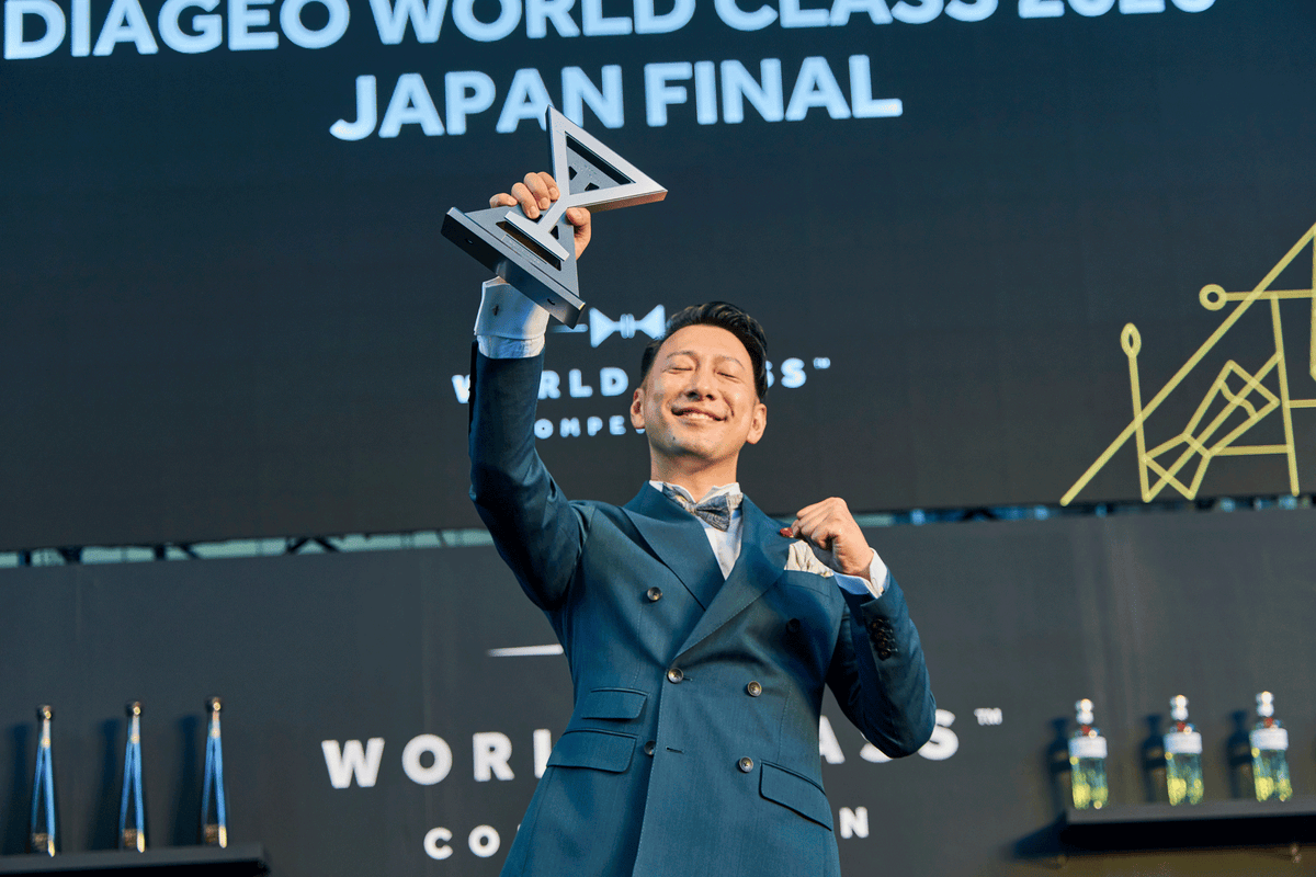 Kazuaki Nagao raises the trophy after winning the DIAGEO WORLD CLASS 2026 Japan Final