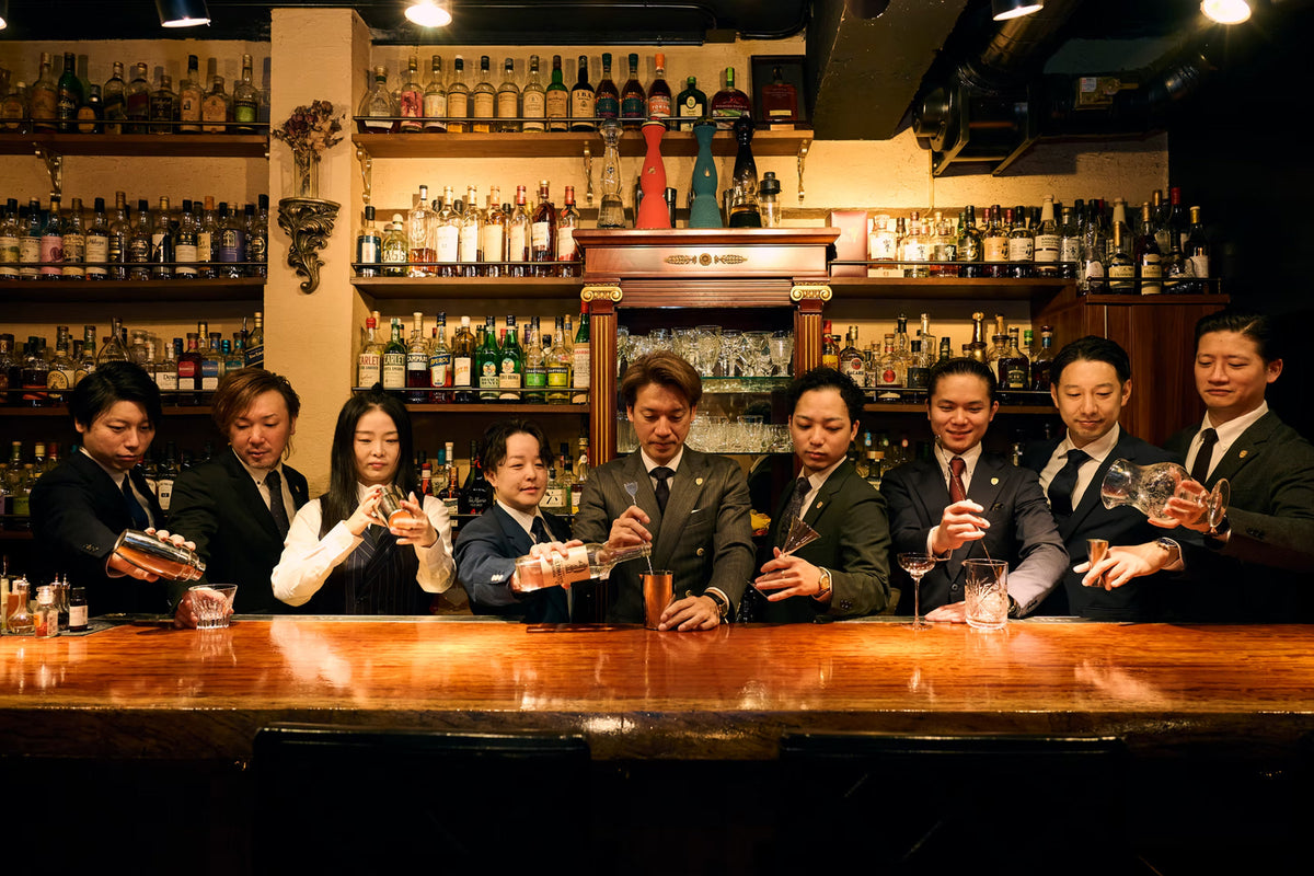 Bar LIBREのオーナーバーテンダー清崎雄二郎氏（中央）とスタッフたち