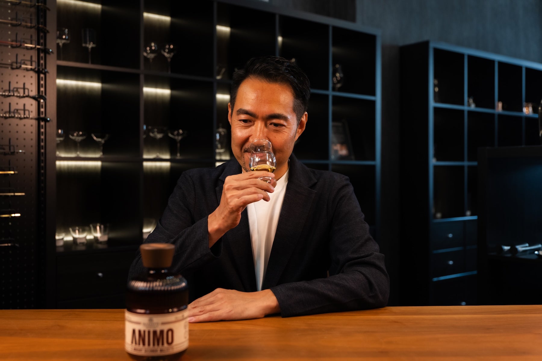 イタリアの酒ANIMOの香りを確かめる野宮裕介さん