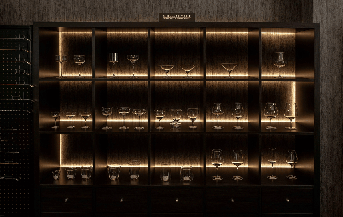 SIP AND GUZZLEを展示するBAR TIMES STORE浅草店
