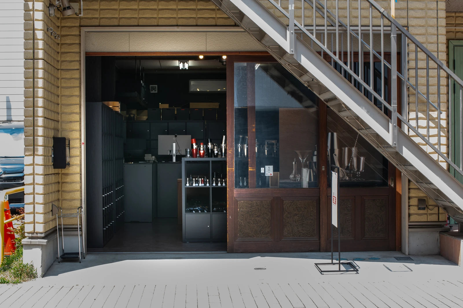 建物の外階段の下、1階にあるBAR TIMES STORE浅草店の入口