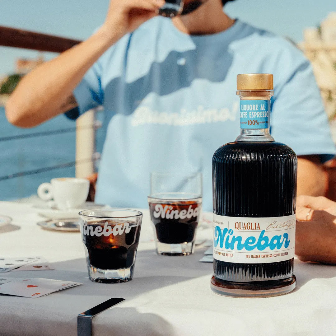 クアリア蒸留所のナインバールのボトルとグラス