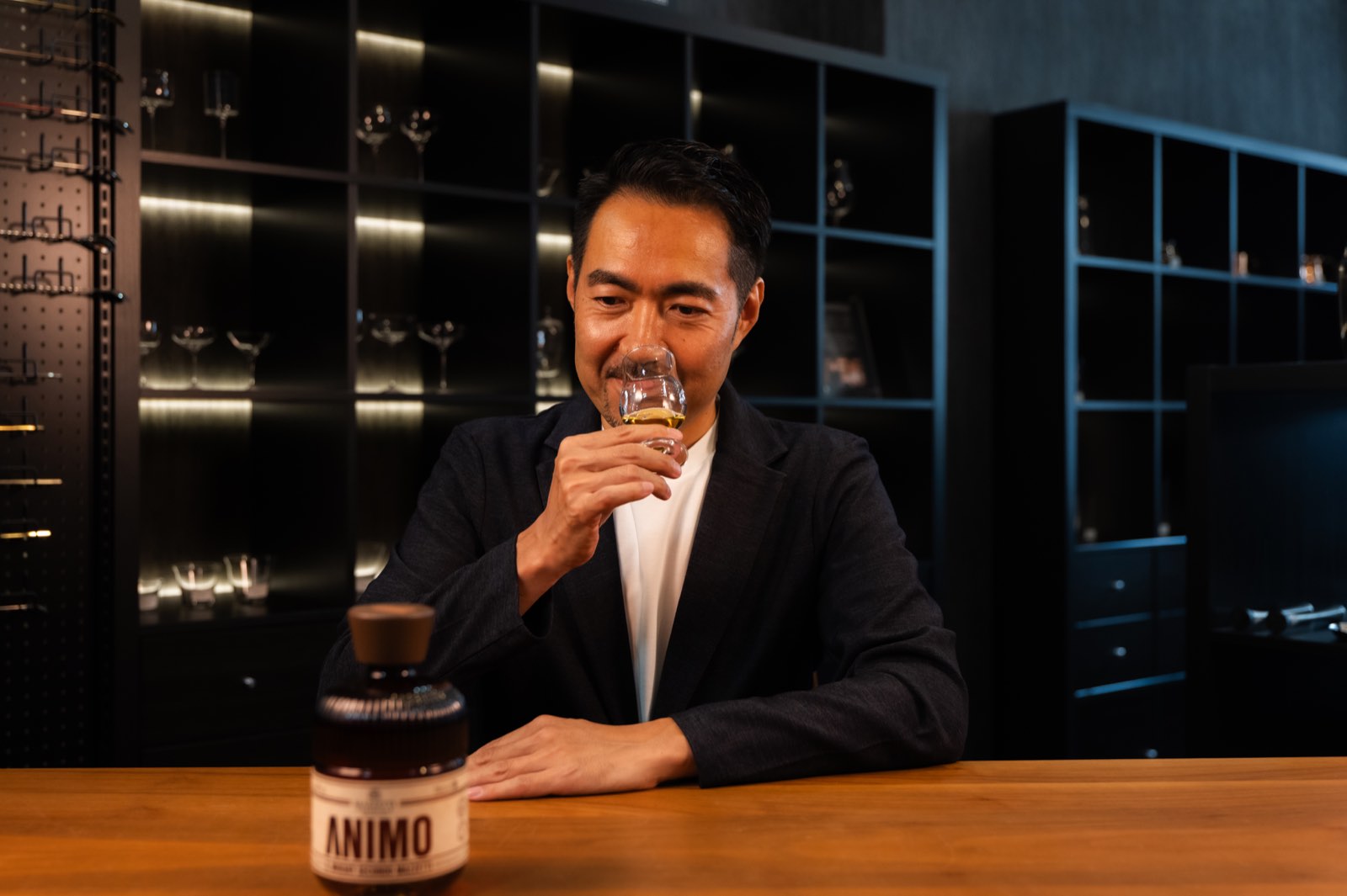 イタリアンウイスキーANIMOの香りを確かめる野宮裕介さん